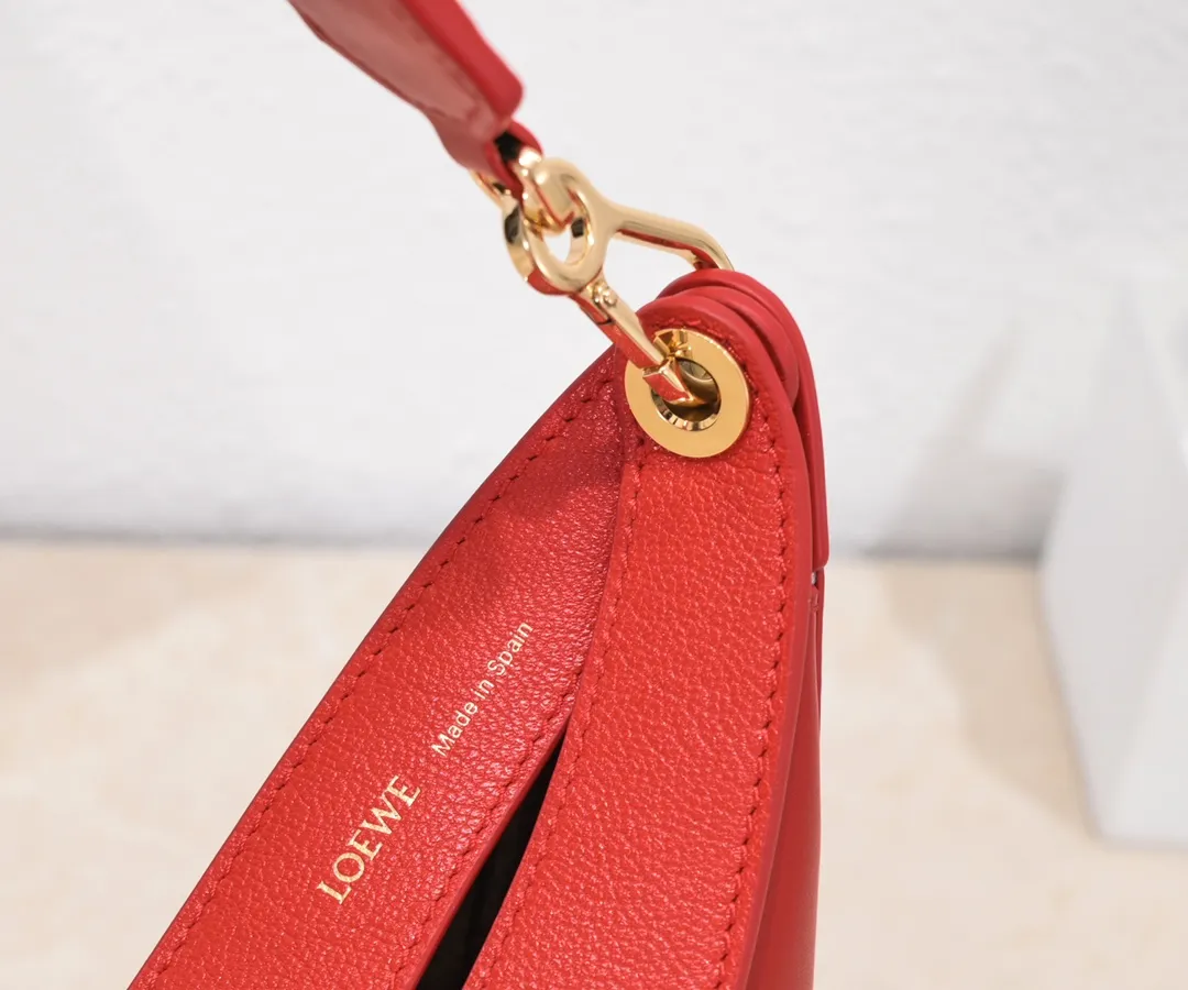 Red, top original order. The smooth crescent shape of the L Luna series moon bag not only elongates the proportions of the whole person without getting stuck on the upper body, but also feels particularly comfortable. The wide shoulder strap design does not press the shoulder buckle opening, making it easier to open and close. The internal capacity is also large, and sunglasses and folding umbrellas can be easily arranged with sliding hanging loops hidden on both sides. Shoulder straps or hanging accessories can be attached, making it convenient for various occasions. It is a bag that shows off its temperament and is highly used in daily life! Luo Yiwei size: 29*27*8cm: model: 8891#